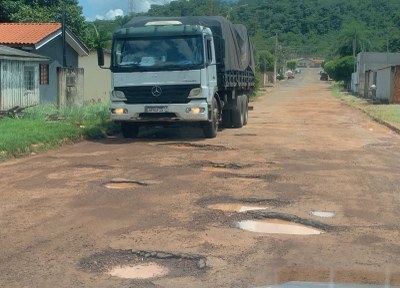 Caminhão em buracos